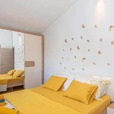2 Bedroom Lovely In Apartman Rogoznica (Sibenik-Knin)