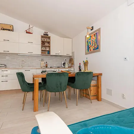 2 Bedroom Lovely In * 罗戈兹尼察