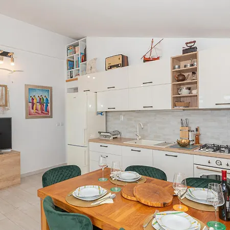 公寓 2 Bedroom Lovely In 罗戈兹尼察