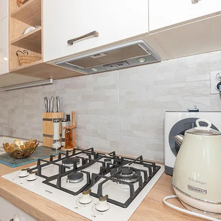 2 Bedroom Lovely In Apartman Rogoznica (Sibenik-Knin)