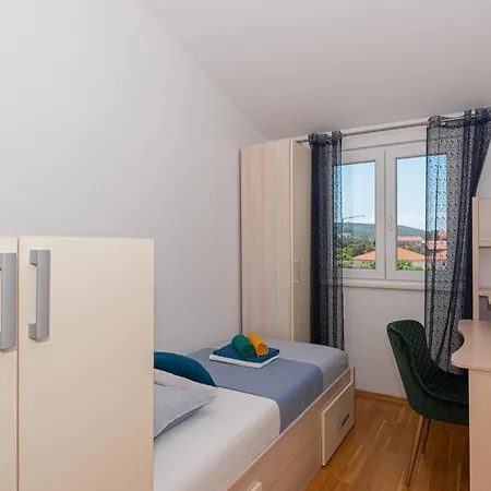 Apartman 2 Bedroom Lovely In Rogoznica (Sibenik-Knin)